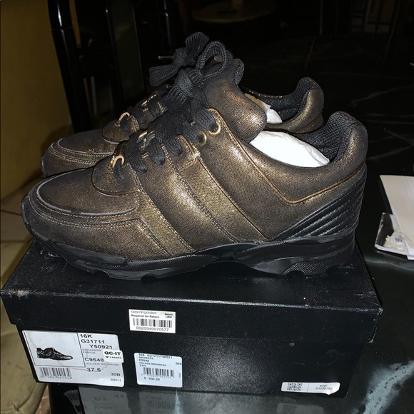 100% Authentic Gold Foiled Chanel Women Sneakers - Picture 3 of 6